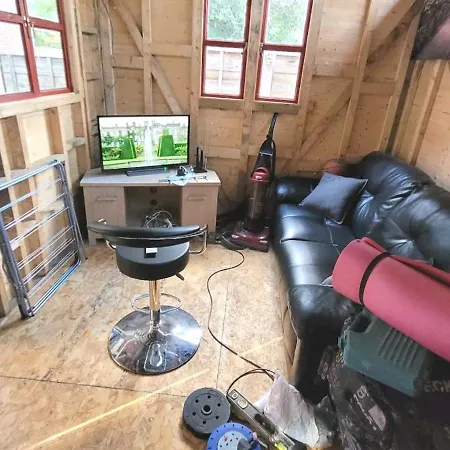 2-bed Sleeps 4 On-site Parking *