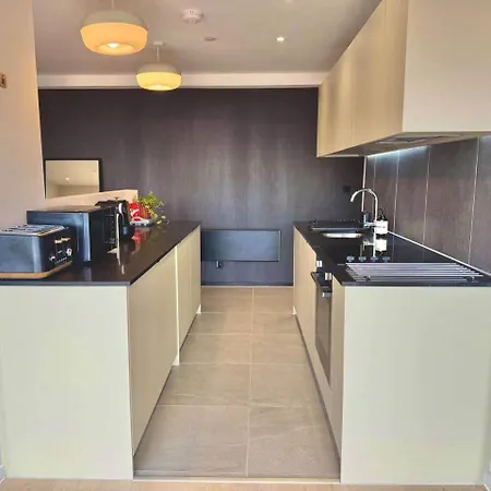 Boutique Centre Apartment, Balcony, Parking Lägenhet *