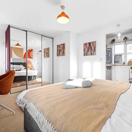 Stylish 3br - Sleeps 7 - 15 Min To Centre, Parking Garden & Fast Wi-fi * Manchester
