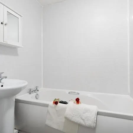 Apartment Lavish 2-bdr & Comfy 5-bed - Ideal For Contractors & Long - Near Piccadilly & Etihad - Fast Wi-fi - Sleeps 7 - Free On-site & On-street Parking - Private Garden *