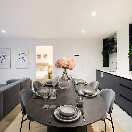 Juniper At The Heim * Manchester