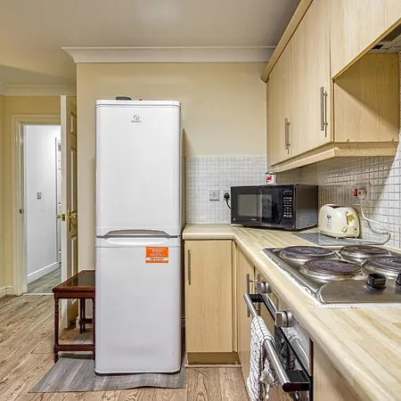 Spacious Free Parking Victoria Park - Pass The Keys Apartment