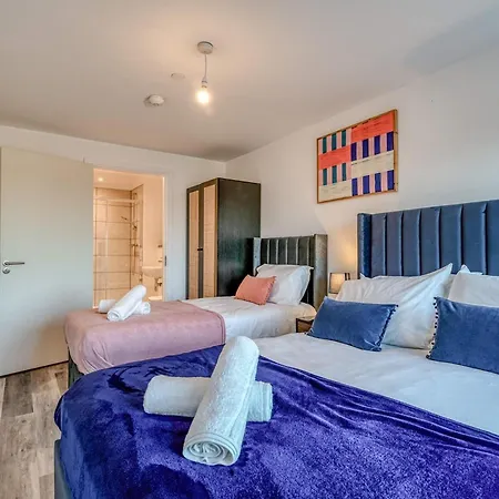 & Town Centre View - Free Parking - 1 Minute To Transport Links - Sleeps 5 * Manchester