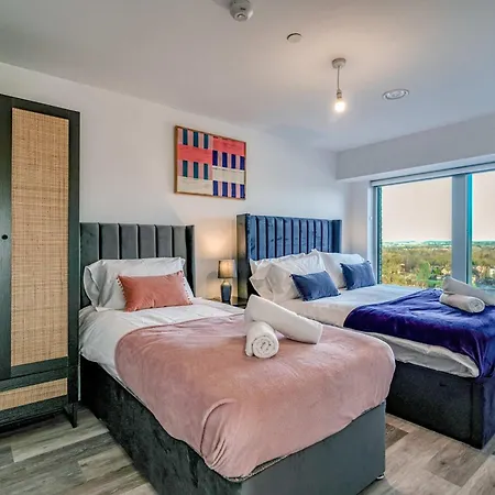 2-br Flat - & Town Centre View -1 Minute To Train & Tram Station - Sleeps 5 Appartement Manchester