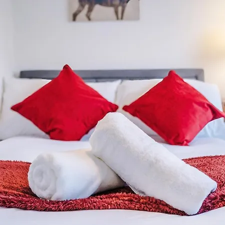 Stylish Home, Sleeps 7, Pool Table, Free Parking, Free Wi-fi, Full Kitchen, Perfect For Groups Manchester