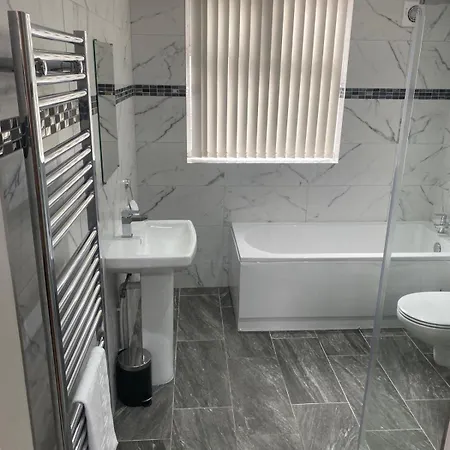 Apartament Spacious Apartment, Steps Away From Heaton Park *