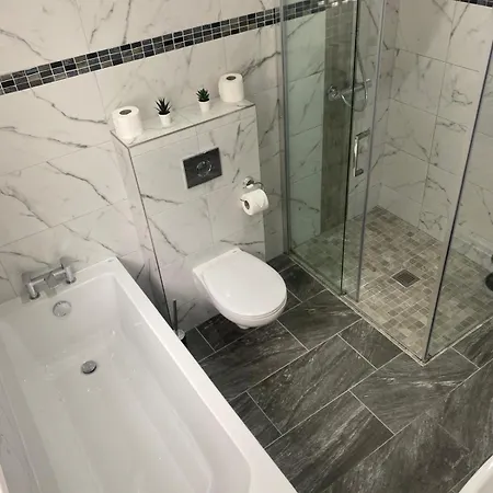 Spacious Apartment, Steps Away From Heaton Park Daire *