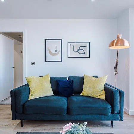 View With Pool مانشستر