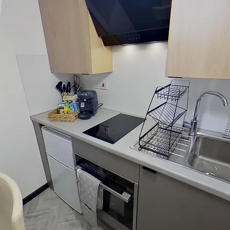 Stylish Modern Near Mediacityuk & Centre - Free Parking - Sleeps 2 Enjoy Apartman *