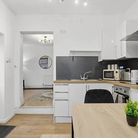 Spacious 4 Bedroom House With Pacman,darts, Netflix By Vista Short Lets *