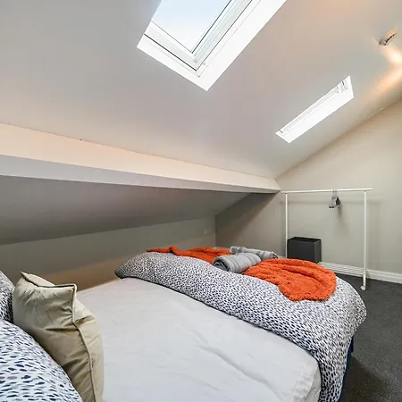 6br Modern In Salford Sleeps 13 | Uni Nearby Penzion