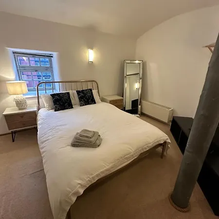 Royal Mills 2br By Torr Group Short Lets & Serviced With Free Wifi *