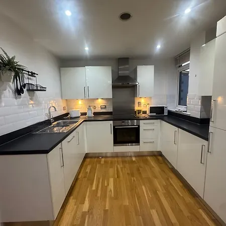 Ideally Located Didsbury Chorlton Gated Parking - Pass The Keys Appartement