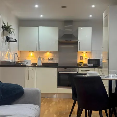 Ideally Located Didsbury Chorlton Gated Parking - Pass The Keys *