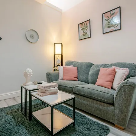 Modern & Comfortable In Apartament