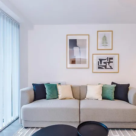 Modern 2br W Secure Parking Salford Apartment *