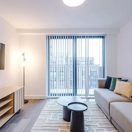 Modern 2br W Secure Parking Salford