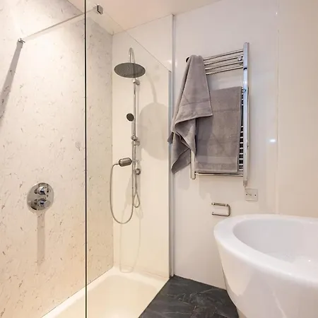 Stylish & Modern 3br - Garden, Parking & Ps5 Apartment *