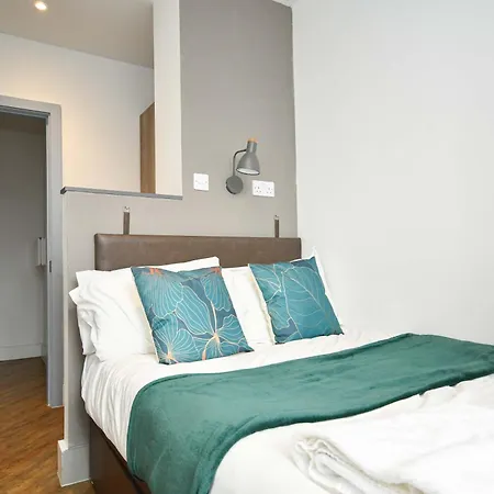 Convenient 2bed Flat W Security * Manchester