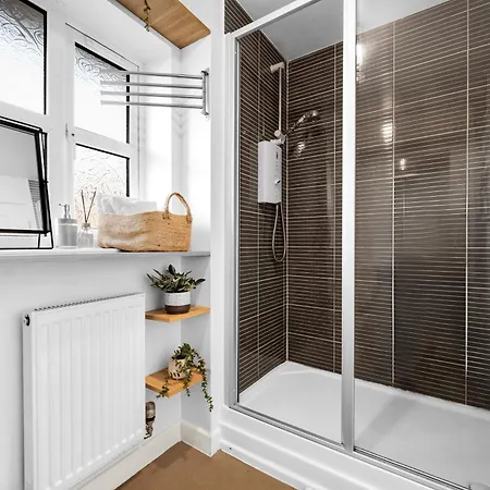 Spacious 3 Bed - Parking, Wi-fi & Garden Appartamento *