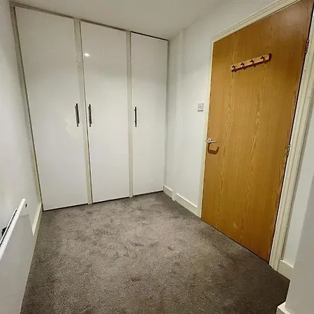 Modern 2-bed For Work 公寓 *