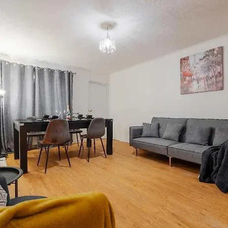 Lavish 2-bdr & Comfy 5-bed - Ideal For Contractors & Long - Near Piccadilly & Etihad - Fast Wi-fi - Sleeps 7 - Free On-site & On-street Parking - Private Garden * Manchester