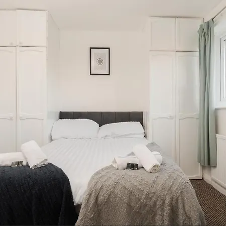 Lavish 2-bdr & Comfy 5-bed - Ideal For Contractors & Long - Near Piccadilly & Etihad - Fast Wi-fi - Sleeps 7 - Free On-site & On-street Parking - Private Garden Apartment *
