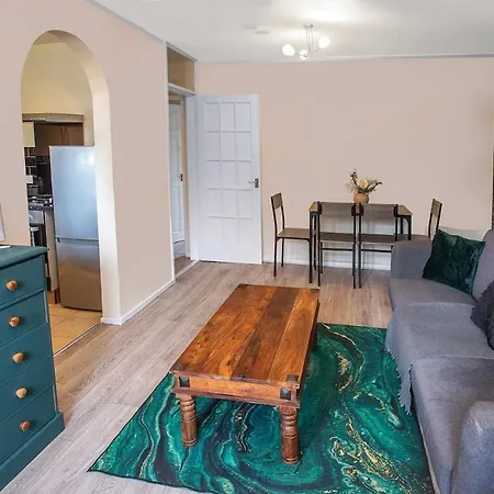 Stylish In Salford With Free Parking Apartment