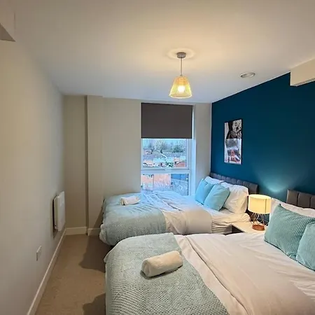 Lux Livin' - Luxury 5 Bed Centre *