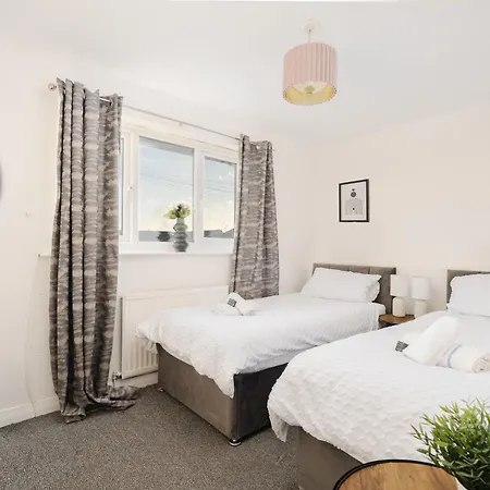 4 Mins From Stadium - Sleeps 7 - Near - Driveway Parking