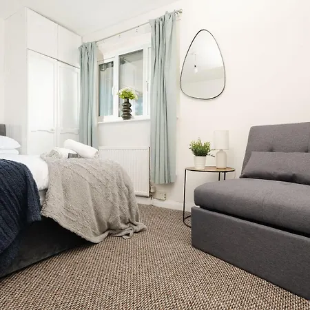 Spacious 2-bed House Sleeps 7 Near *