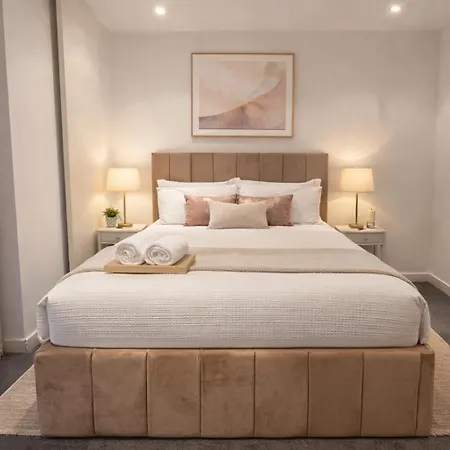 High-end Modern Two-bedroom Manchester