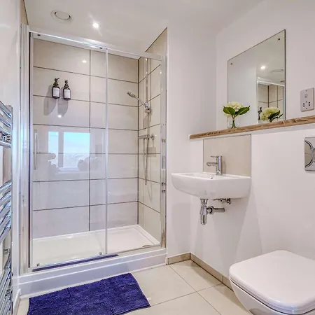Apartment & Town Centre View - Free Parking - 1 Minute To Transport Links - Sleeps 5 Manchester