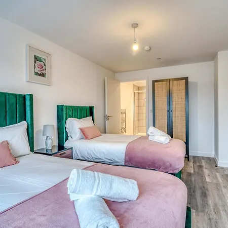 The Trafford Centre - View - Close To Airport - Sleeps 6 *