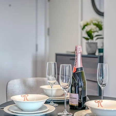 Apartamento 1-br Flat In Eccles - 1 Minute Walk To Train & Tram Station - Sleeps 3 *