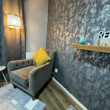 Air Conditioned Luxury 2-bed Apartment,office With Built-in Tv King Bed, Private Entrance And Free Parking