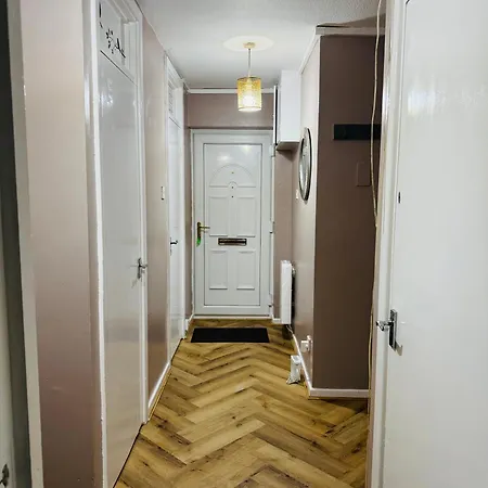 Air Conditioned Luxury 2-bed Apartment,office With Built-in Tv King Bed, Private Entrance And Free Parking Apartament Manchester
