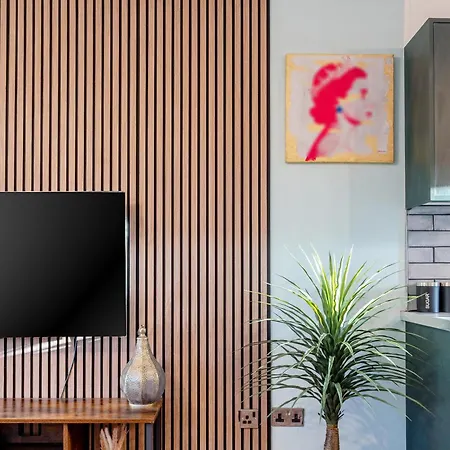 Stylish Urban Escape With Free Parking In