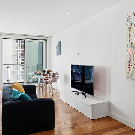Centre 1b With Free Private Parking & Balcony * Manchester