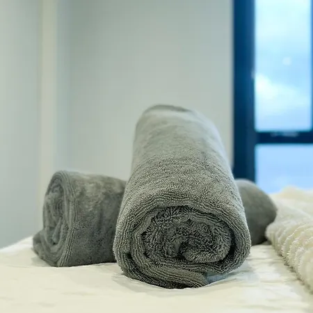 2bed 2bath Balcony Smart Tv 20mins To Airport Gym Apartmán *