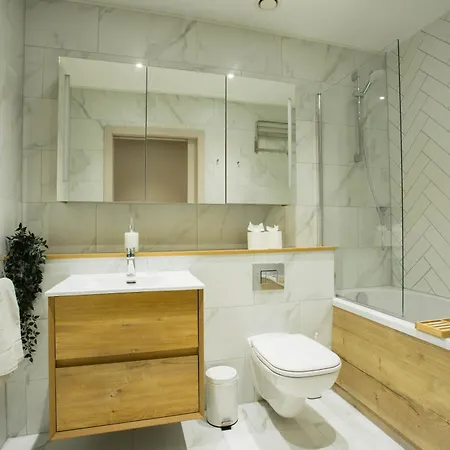 Spacious 3-bed Retreat - Modern & Super *