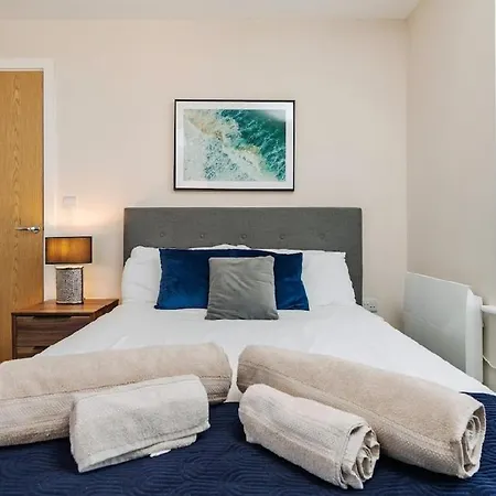 The Haven - 2 Bed Cozy - Sleeps 6 - Private Parking *