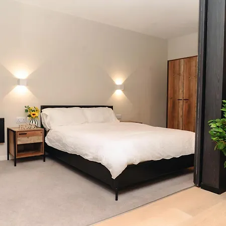 Stylish 2bed Balcony & View Centre דירה