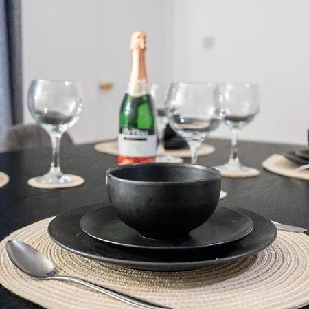 Lavish 2-bdr & Comfy 5-bed - Ideal For Contractors & Long - Near Piccadilly & Etihad - Fast Wi-fi - Sleeps 7 - Free On-site & On-street Parking - Private Garden *