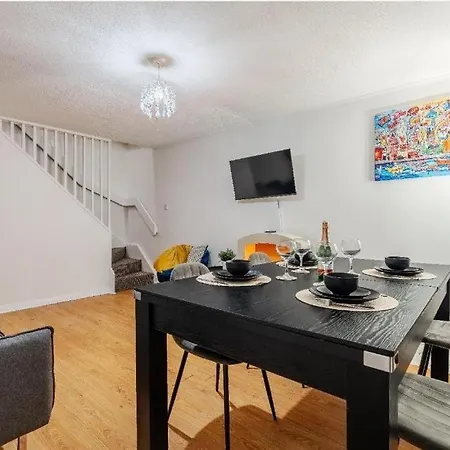 Lavish 2-bdr & Comfy 5-bed - Ideal For Contractors & Long - Near Piccadilly & Etihad - Fast Wi-fi - Sleeps 7 - Free On-site & On-street Parking - Private Garden *