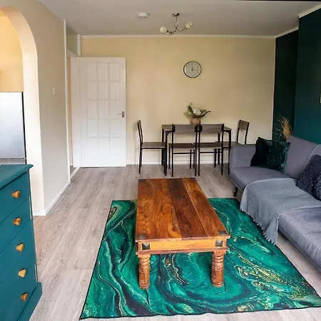 Stylish In Salford With Free Parking Apartment