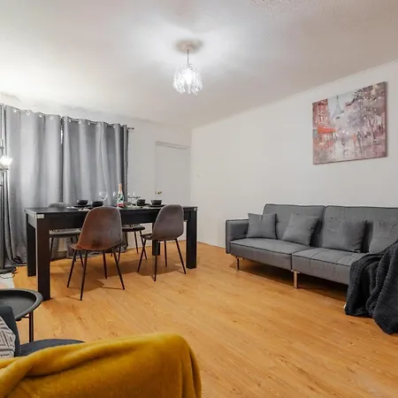 4 Mins From Stadium - Sleeps 7 - Near - Driveway Parking *