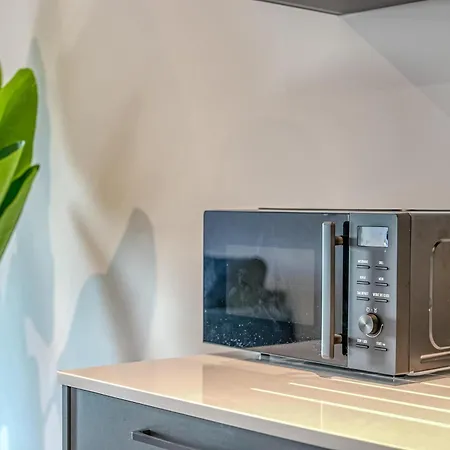 1-br Flat In Eccles - 1 Minute Walk To Train & Tram Station - Sleeps 3