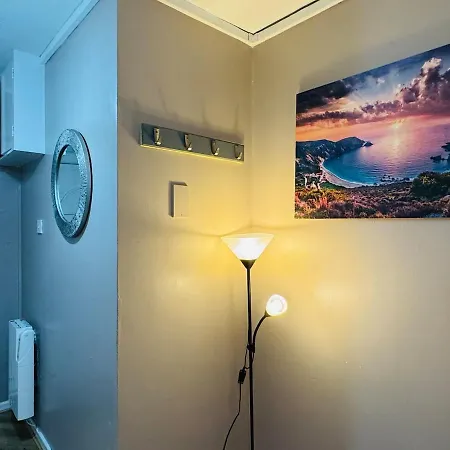 Air Conditioned Luxury 2-bed Apartment,office With Built-in Tv King Bed, Private Entrance And Free Parking
