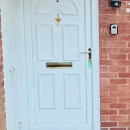 Air Conditioned Luxury 2-bed Apartment,office With Built-in Tv King Bed, Private Entrance And Free Parking Manchester